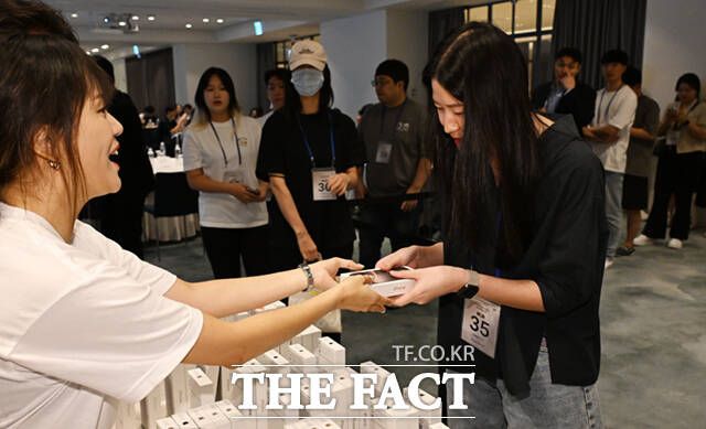 20일 서울 강남구 안다즈 호텔에서 열린 KT 개통 행사에 참석한 고객이 '아이폰16' 시리즈를 전달받고 있다. /이새롬 기자