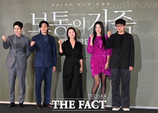 배우 설경구와 장동건, 김희애, 수현, 허진호 감독(왼쪽부터)이 24일 오후 서울 용산구 CGV 용산 아이파크몰에서 열린 영화 '보통의 가족' 언론시사회 및 기자간담회에 참석해 포즈를 취하고 있다.