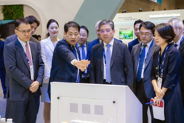 장재훈 현대차 사장이 25일 경기도 고양시 킨텍스에서 열린 'H2 MEET 2024' 행사에서 현대차그룹 부스를 둘러보고 있다. /현대자동차