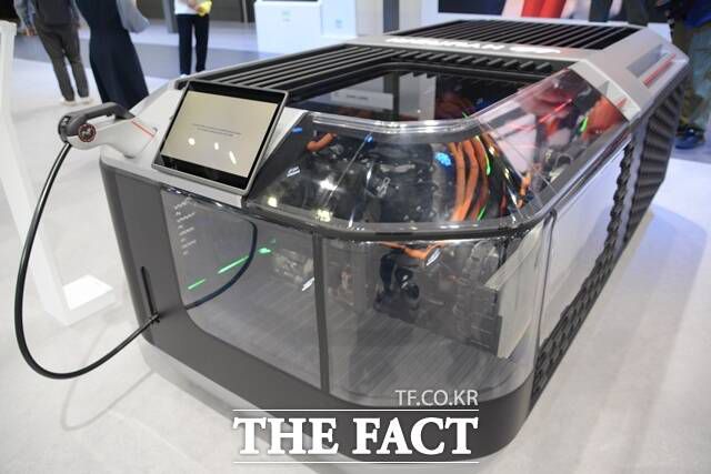 25일 경기도 고양시 킨텍스에서 열린 'H2 MEET 2024' 행사에서 현대차그룹 부스에 '이동형 수소연료전지 발전기'가 전시돼 있다. /김태환 기자