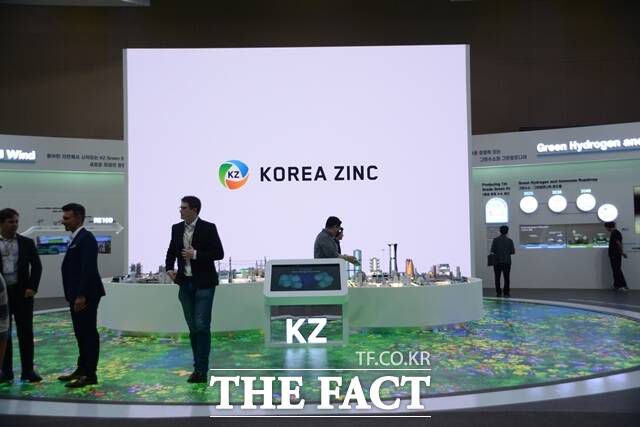 25일 경기도 고양시 킨텍스에서 열린 'H2 MEET 2024' 행사에서 관람객들이 고려아연 부스를 구경하고 있다. /김태환 기자