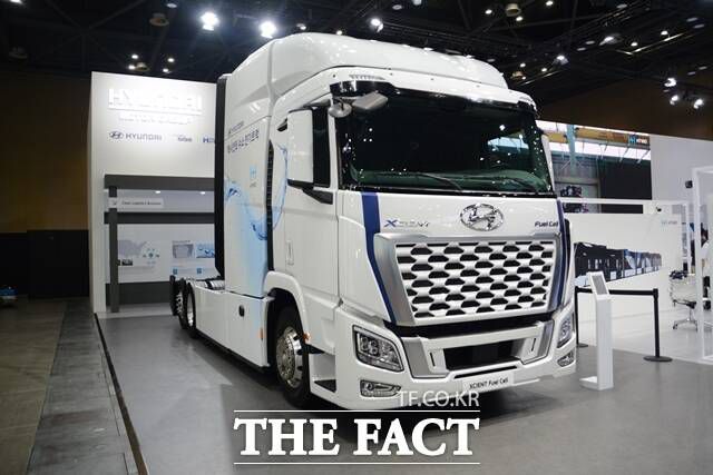 25일 경기도 고양시 킨텍스에서 열린 'H2 MEET 2024' 현대차그룹 부스에 현대차 수소트럭 '엑시언트'가 전시돼 있다. /김태환 기자