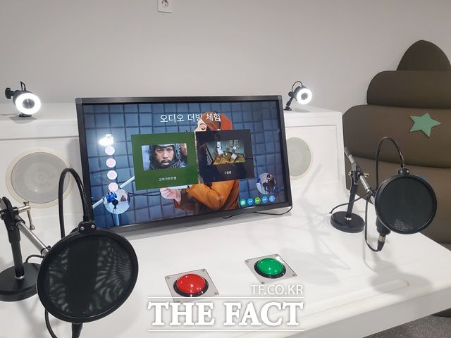 KBS 견학홀 '더빙 체험관'에서 드라마 '고려 거란 전쟁'과 애니메이션 '구름빵'에 자신의 목소리를 입힐 수 있다. /문화영 기자