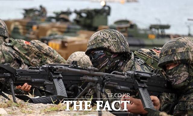 정부는 협정 체결을 위한 대통령 재가 등 국내 절차가 완료되는 대로 제12차 SMA에 정식 서명할 계획이다. 사진은 지난 9월 한미 연합 '2024년 쌍룡훈련 결정적 행동'에서 해병대원들이 사주경계를 하는 모습. /뉴시스