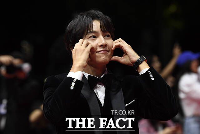 배우 송중기가 5년 전 촬영한 영화 '보고타'를 선보인 소감을 밝혔다. 사진은 지난 2일 오후 부산 해운대구 영화의전당에서 열린 제29회 부산국제영화제 개막식에 참석한 송중기의 모습이다. /부산=장윤석 기자