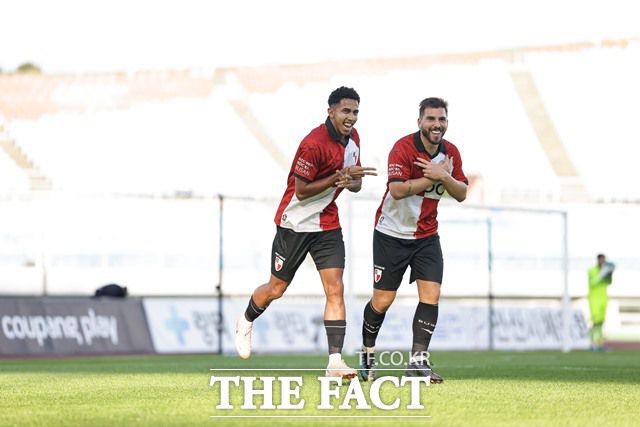 부산의 7경기 연속 무패행진을 이끈 페신(왼쪽)과 라마스./K리그