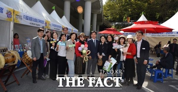 아산시장 권한대행 조일교 부시장(왼쪽부터 6번째)이 아트밸리 아산 제11회 평생학습한마당에 참석해 관계자들과 기념사진을 찍고 있다. /아산시