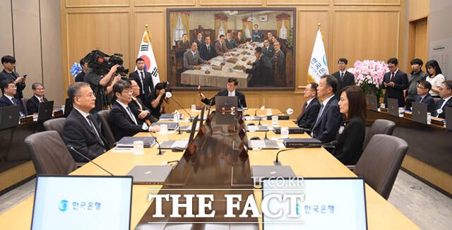 한국은행이 기준금리 인하 배경으로는 미국 연방준비제도의 빅컷 단행과 9월 국내 소비자 물가상승률 1%대 진입, 내수 부진 등이 꼽힌다. /이새롬 기자