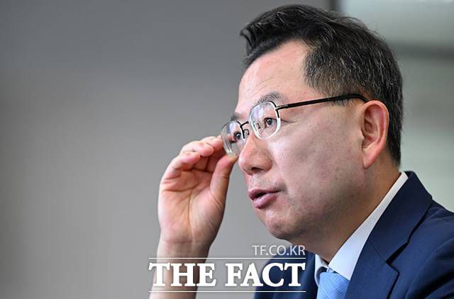 20여년의 검찰 생활을 마치고 퇴직한 박찬록 변호사가 서울 서초구 법무법인 해송 사무실에서 더팩트와 인터뷰를 갖고 있다. /임영무 기자