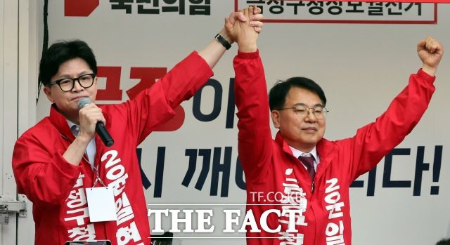 보수 강세 지역인 부산 금정구를 지켜낸다면 당 대표로서의 입지를 굳힐 수 있지만 반대로 잃게 된다면 선거 패배 책임론에서 벗어날 수 없게 될 전망이다. 한동훈 국민의힘 대표가 지난 9일 부산 금정구 부산대학교 정문 앞에서 열린 집중유세에 참석, 윤일현 금정구청장 보궐선거 후보의 지지를 호소하고 있다. /뉴시스