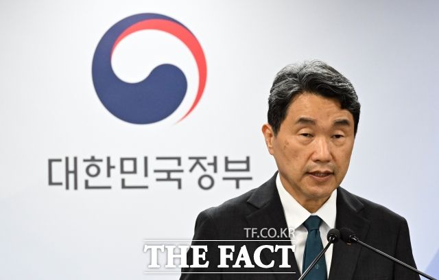 김창민 건국대학교 의과대학·의학전문대학원 학생회장은 14일 오전 서울 용산구 대통령실 앞에서 1인 시위를 열고 "의학 교육의 질이 떨어지는 것을 보며 공부할 동기를 잃었다"며 교육부 장관의 사과를 촉구했다. /임영무 기자