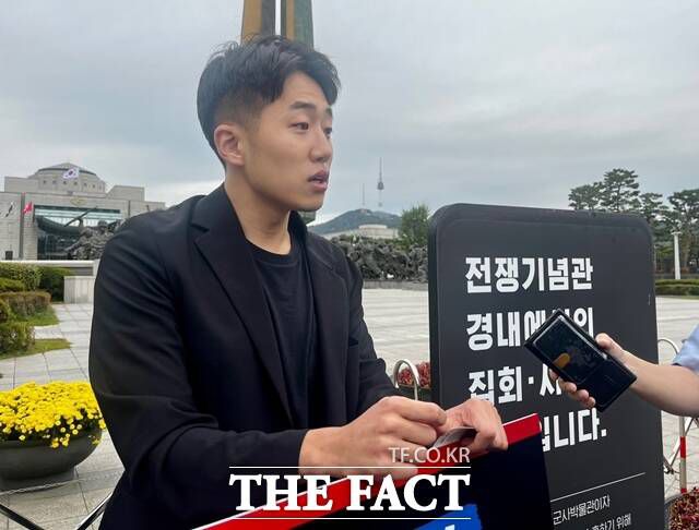 김창민 건국대학교 의과대학·의학전문대학원 학생회장은 14일 오전 서울 용산구 대통령실 앞에서 1인 시위를 열었다. 검정색 정장을 입은 김 회장은 대형 피켓을 들고 취재진 앞에 섰다. 피켓에는 '교육부가 망쳐놓은 의료교육, 책임지고 정상화하라'는 문구가 적혀 있었다. /조소현 기자