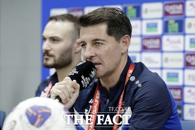 홍명보 감독과 '지략 대결'을 펼칠 이라크의 헤수스 카사스 감독이 2026 북중미월드컵 아시아 지역 3차 예선 B조 4차전 한국과 경기를 하루 앞둔 14일 용인미르스타디움에서 기자회견을 하고 있다./용인=뉴시스