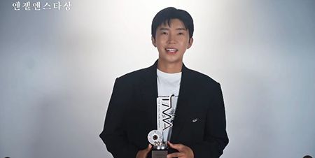 임영웅은 '2024 더팩트뮤직어워즈'에서 엔젤앤스타 상을 차지했다.