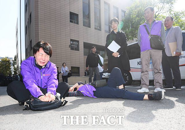 이태원 참사에 부실 대응한 혐의로 기소된 김광호 전 서울경찰청장이 무죄를 선고받은 17일 오전 서울 마포구 서울서부지방법원에서 유가족들이 오열하며 주저앉아있다. /장윤석 기자