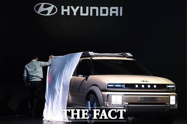 현대자동차의 수소전기차 콘셉트카 '이니시움(INITIUM)'이 공개되고 있다.