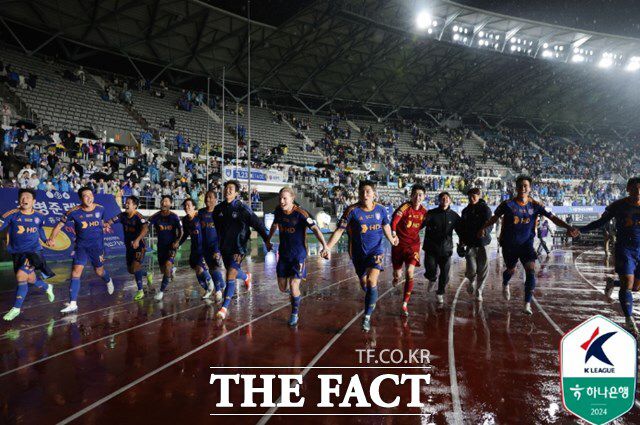 '울산 왕조 시대'를 연 선수단의 3연패 세리머니./울산=K리그