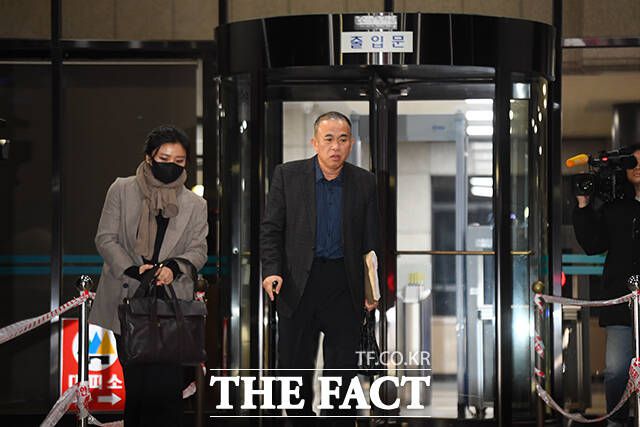 '김건희 여사 공천 개입 의혹'의 핵심 인물인 명태균 씨가 8일 오후 경남 창원시 창원지방검찰청에서 정치자금법 위반 혐의 피의자 신분으로 조사를 받은 후 나오고 있다. /창원=장윤석 기자