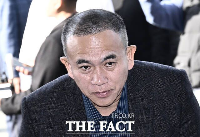 검찰이 김건희 여사 공천 개입 의혹과 불법 여론조사 의혹 사건의 핵심 피의자인 명태균 씨와 김영선 전 국민의힘 의원의 신병 확보에 나섰다. 김건희 여사 '공천 개입 의혹'의 핵심 인물인 명태균 씨가 지난 8일 오전 경남 창원 창원지방검찰청에 피의자 신분으로 조사받기 위해 출석하고 있다. /창원=박헌우 기자