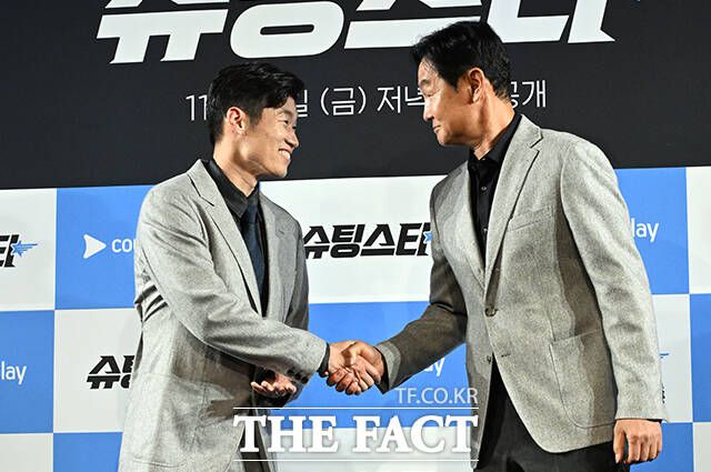 전 축구 국가대표 박지성과 최용수 감독이 14일 오후 서울 마포구 스탠포드호텔에서 열린 쿠팡플레이 새 예능프로그램 '슈팅스타' 미디어 간담회에 참석해 포토타임을 앞두고 악수를 나누고 있다. /임영무 기자