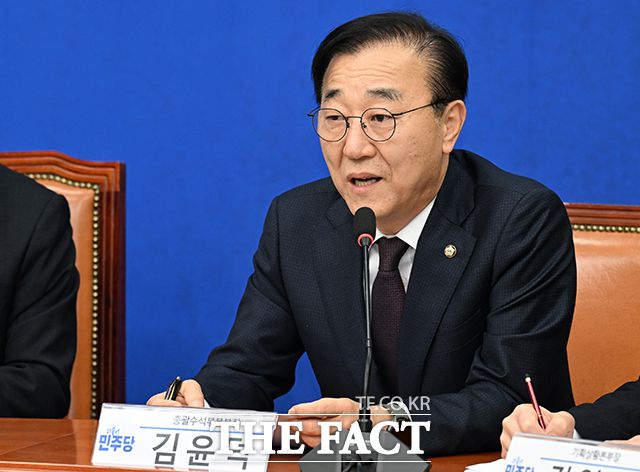 김윤석 민주당 사무총장은 17일 이 대표 1심 선고에 따라 교체가 검토되냐는 질문에 "전혀 고려 안 한다"고 말했다. /박헌우 기자