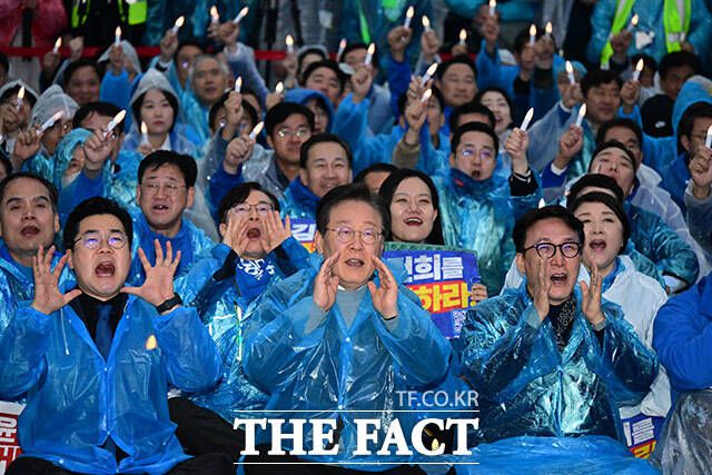 이재명 더불어민주당 대표가 16일 오후 서울 종로구 광화문광장에서 열린 '김건희 윤석열 국정농단 규탄·특검 촉구 3차 국민행동의 날' 집회에 참석해 규탄구호를 외치고 있다. /남윤호 기자