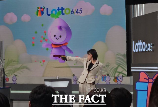 이날 2024 파리올림픽 사격 은메달리스트 김예지가 로또 추첨기 버튼을 누르는 '황금손' 역할을 맡았다. /서다빈 기자