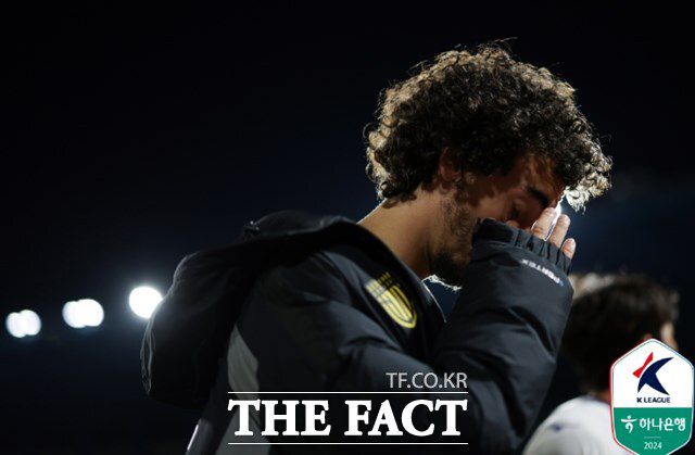 아쉬운 무승부로 승강 PO 진출이 좌절되자 아쉬워하는 전남의 발디비아./K리그