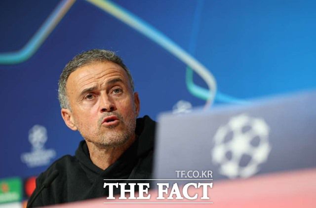 "한 선수에 의존하지 않고 집단적 발전을 추구한다"고 다시 한번 강조하고 있는 PSG 엔리케 감독의 사전 기자회견./PSG