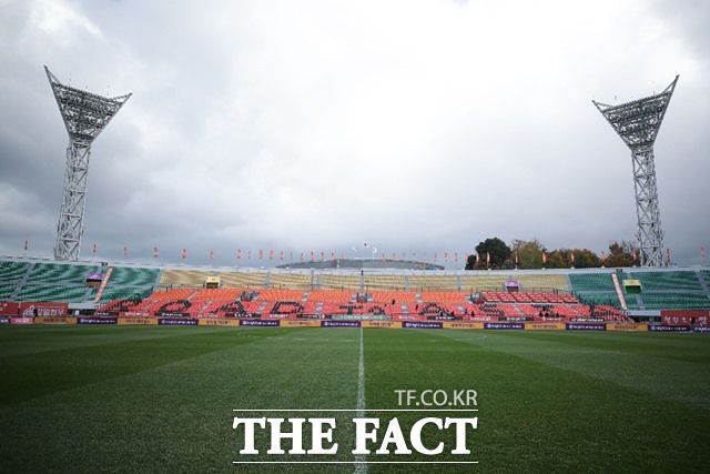 강원FC는 강릉시의 체계적인 경기장 관리로 최적의 그라운드 상태를 유지하며 '그린 스타디움상'을 수상했다./K리그