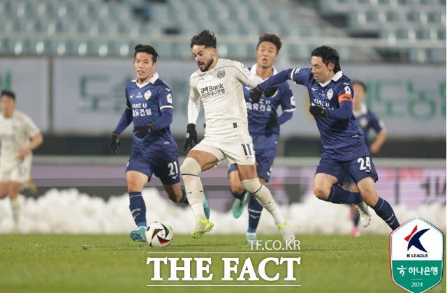 대구의 '골잡이' 세징야(가운데)는 1-4로 끌려가던 경기 후반 잇따른 슈팅으로 상대 수비수의 몸에 맞고 골망을 흔들며 3-4까지 따라붙는 득점력을 보였다./천안=K리그