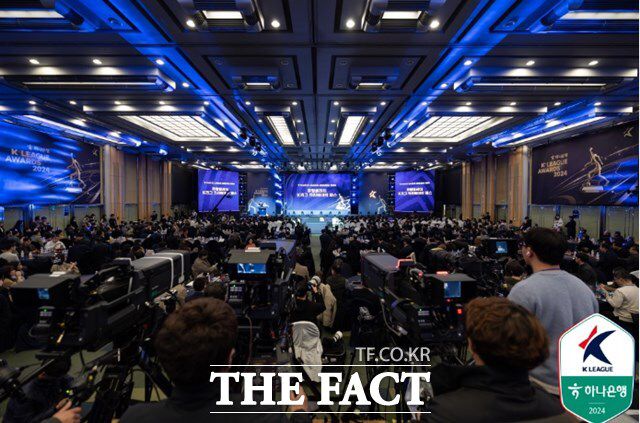 프로축구 팬 300명을 단상 바로 앞에 배치하며 '팬 퍼스트'를 실천한 프로축구 시상식 전경./K리그