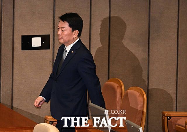 안철수 국민의힘 의원이 7일 오후 서울 여의도 국회에서 열린 본회의에 참석해 윤석열 대통령 탄핵소추안 투표를 하고 있다. /국회=박헌우 기자