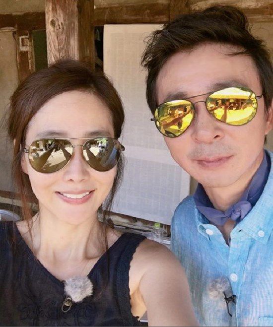 '불타는 청춘'에서 썸을 탄 뒤 부부로 탄생한 강수지 김국진 커플은 방송을 위해 열애설 인정도 결혼 발표도 인위적으로 늦출 수 밖에 없었다. /SBS '불타는 청춘'