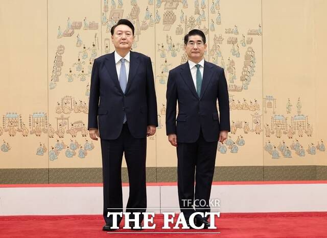 정부가 무인기 사건에 대한 '김용현 지시설'에 함묵하는 사이 민주당은 김 전 장관을 일반이적죄 혐의로 고발했다. 이기헌 민주당 의원은 김 전 장관이 12·3 사태 전 합참의장에게 북한 오물풍선의 원점 타격도 지시했다고 주장했다. 합참은 김 전 장관의 오물풍선 원점 타격 지시는 없었다는 입장이다. /뉴시스