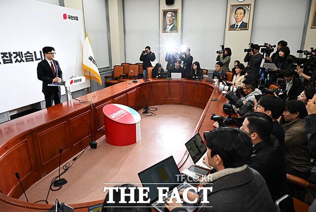 한동훈 국민의힘 대표가 12일 오전 서울 여의도 국회에서 기자회견을 열고 발언을 하고 있다. /배정한 기자