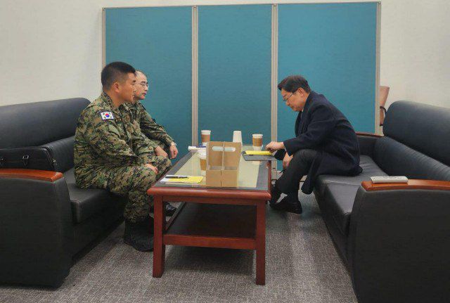 곽 전 사령관은 10일 오전 국방위 전체회의에서 박범계 민주당 의원의 추궁에 기존 입장을 번복하고 윤 대통령으로부터 두 차례 통화가 있었다는 사실을 실토했다. 이후 박 의원을 찾아 두 번째 통화 내용을 고백했다고 한다. /박범계 의원 SNS 갈무리