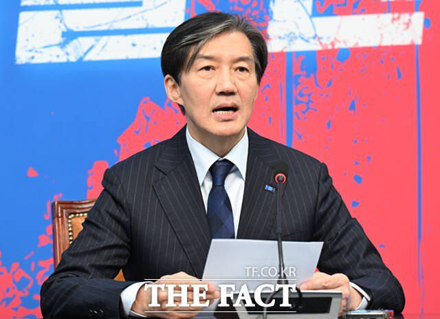 '자녀 입시 비리'와 '청와대 감찰 무마' 등 혐의로 대법원에서 징역 2년이 확정된 조국 전 조국혁신당 대표가 12일 오후 서울 여의도 국회에서 소견을 발표하는 모습. /이새롬 기자