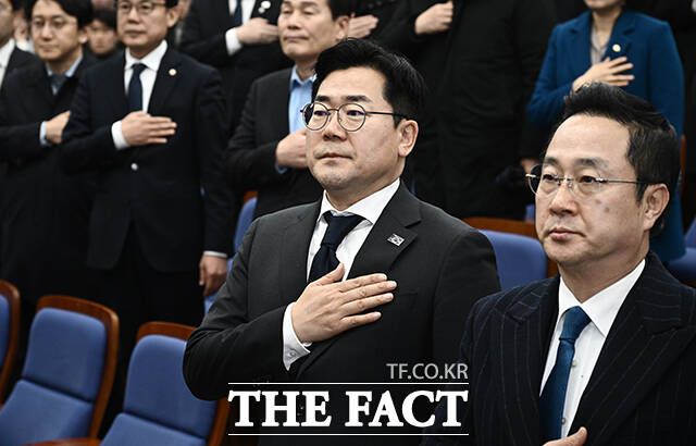 박 원내대표는 과거 박근혜 전 대통령의 탄핵 당시 권 권한대행이 "대법원장이 지명하는 헌법재판관을 대통령이 임명하는 것은 형식적인 임명권"이라거나 "탄핵심판이 빠를수록 좋다"고 밝혔던 것도 거론했다. /박헌우 기자