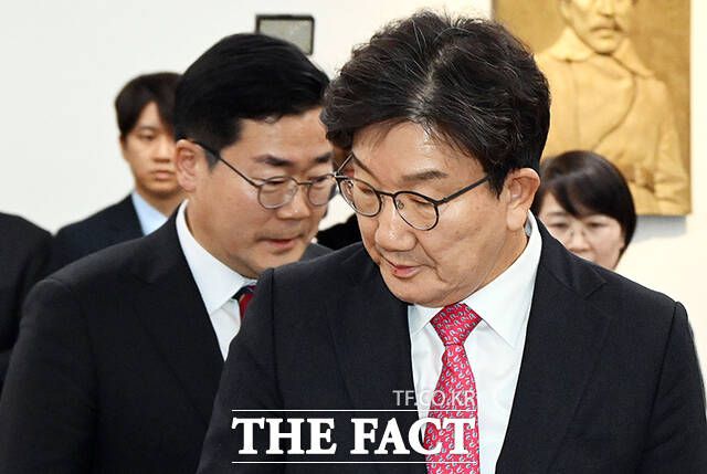 권 권한대행은 "원내대표로 취임한 이후 처음으로 민주당 원내대표를 뵙는 상견례 자리에서 정치 공세를 운운하니 씁쓸함을 금할 길이 없다. 새로 취임한 원내대표에 대한 예의가 아니다"라고 받아쳤다. /박헌우 기자