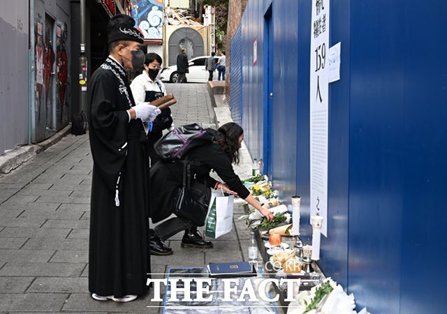 사진은 10·29이태원참사 2주기인 지난달 29일 오후 서울 용산구 이태원 해밀턴 호텔 옆 골목 '10.29 기억과 안전의 길'을 찾은 시민들이 헌화하고 있는 모습. /이새롬 기자