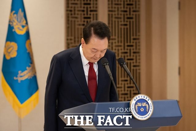 경찰청 국가수사본부 비상게엄 특별수사단(특수단)은 30일 "계엄과 관련한 피의자 45명은 윤석열 대통령을 포함한 당정 관계자 21명, 군인 19명(현역 17명, 예비역 2명), 경찰 5명"이라고 밝혔다. 사진은 윤 대통령이 12일 용산 대통령실에서 대국민담화를 발표하며 고개를 숙이고 있는 모습. /대통령실