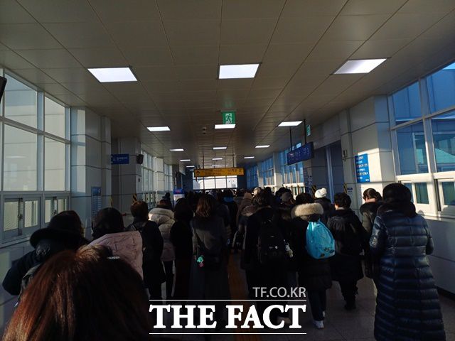 2일 오후 관객들(사진 아래)이 지하철 구일역을 통과해 공연장으로 이동하고 있다. '임영웅 리사이틀'은 지난 연말 마지막주 사흘간 펼쳐졌고, 2일부터 내일 금요일과 모레 토요일까지 이어진다. /강일홍 기자