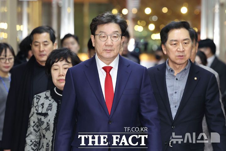 권성동 국민의힘 원내대표를 비롯한 중진 의원들이 6일 오후 서울 여의도 국회에서 탄핵안의 '내란죄 제외'에 대해 항의하기 위해 국회의장실을 방문하고 있다. /뉴시스