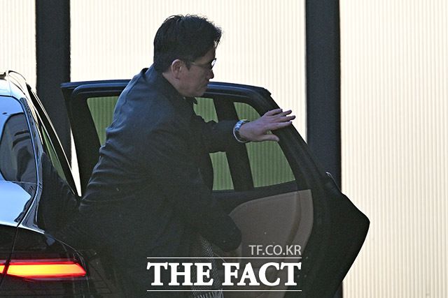 [더팩트ㅣ과천=남윤호 기자] 윤석열 대통령에 대한 고위공직자범죄수사처(이하 공수처)의 체포영장이 집행된 3일 오전 경기도 과천시 공수처 청사로 오동운 공수처장이 출근하고 있다.