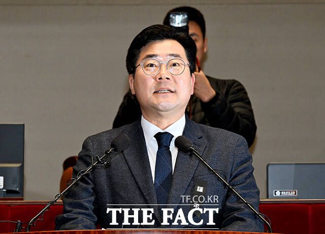 박찬대 원내대표는 이날 최고위원회의에서 "최 대행은 즉시 마 후보자를 임명하라"며 "대통령이든 권한대행이든 국회 추천 몫 헌법재판관 임명을 거부할 아무런 권한이 없음에도 이뤄진 선택적 임명 거부는 반헌법적 행위로 매우 유감"이라고 밝혔다. /배정한 기자