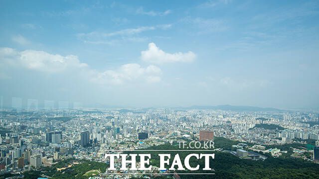 서울 용산구 남산서울타워 전망대에서 바라본 하늘이 맑은 날씨를 보이고 있다. /장윤석 기자