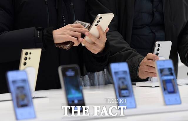 '갤럭시S25 슬림'의 두께는 '갤럭시S24'(사진) 기본 모델(7.6㎜)보다 얇은 6㎜대일 것으로 예상된다. /서예원 기자