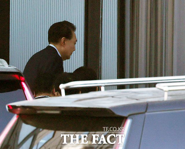 사진은 '내란 수괴 혐의'를 받는 윤석열 대통령이 15일 오전 한남동 관저에서 체포돼 경기 과천시 고위공직자범죄수사처에서 조사를 받기 위해 이동하고 있는 모습. /박헌우 기자