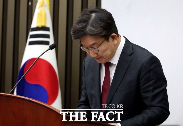 반면 당내 강경파를 중심으로 윤 대통령과 강성 지지층만 보고 가는 행보가 계속되면서 윤 대통령과의 관계 설정에 있어 아슬아슬한 줄타기는 당분간 계속될 전망이다. 사진은 권성동 국민의힘 원내대표가 16일 오전 서울 여의도 국회에서 열린 의원총회에서 체포된 윤석열 대통령에 대한 소회를 밝히던 중 잠시 발언을 멈추고 있다./뉴시스